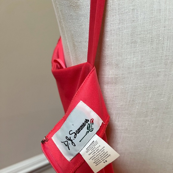 Sexy, classy chic dress for any After 5 , Semi Formal or Cocktail event. - Picture 4 of 4